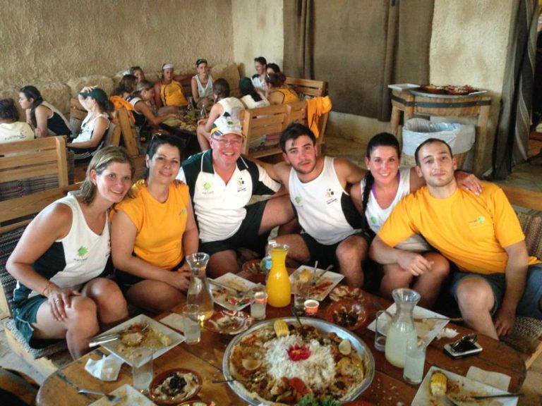 Bernie-sharing-a-meal-with-aussie-physios-at-maccabi-games